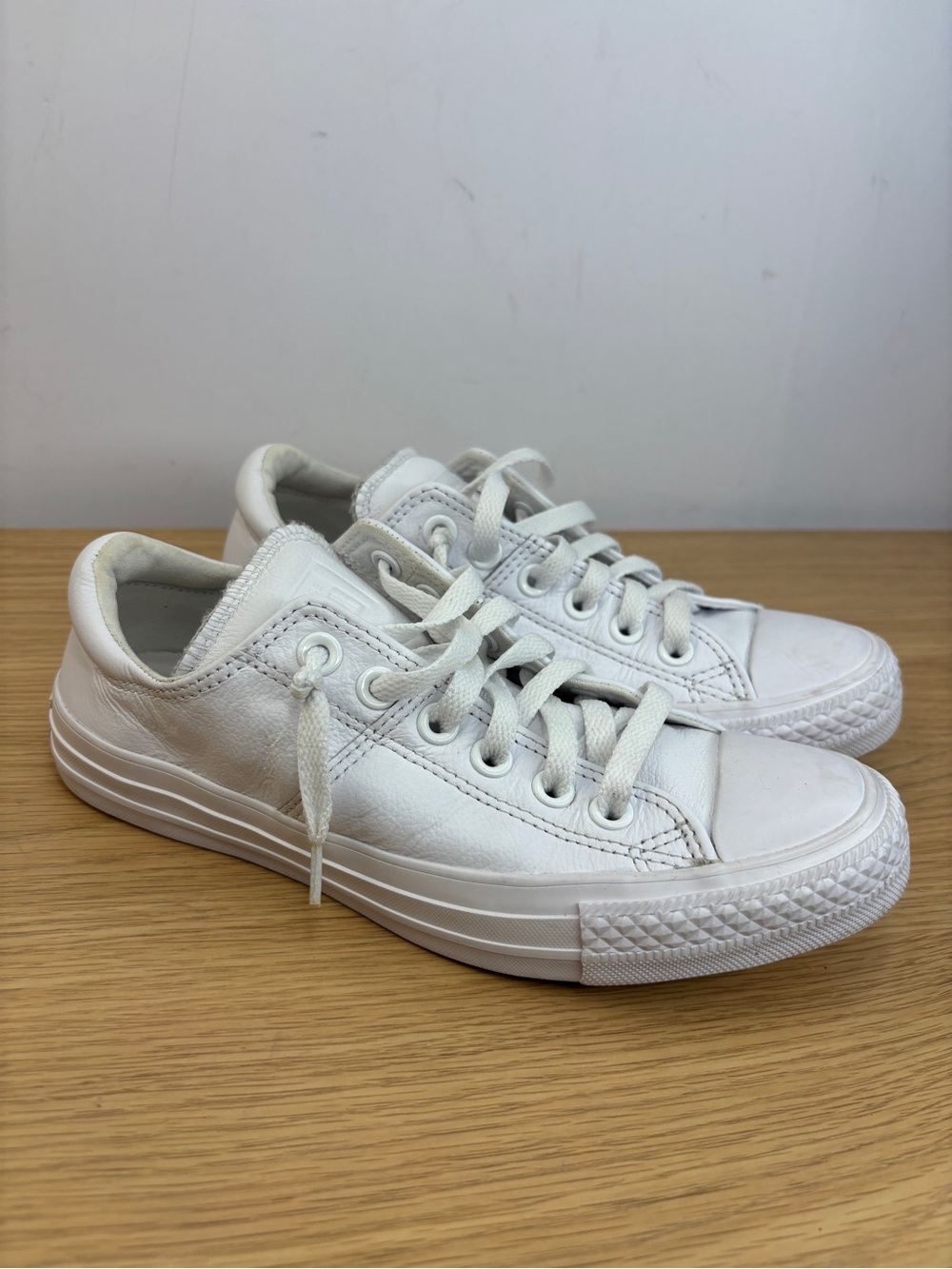 Classic Converse White‎ Leather Low-Top Sneakers Woman’s 6.5
